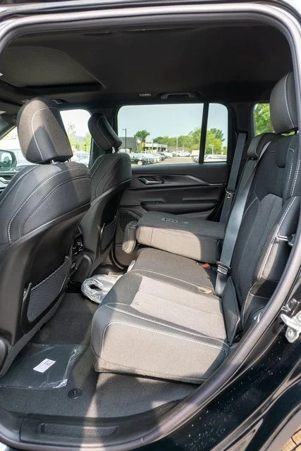 New 2026 Diamond Black Crystal Pearlcoat Jeep Laredo X image 10