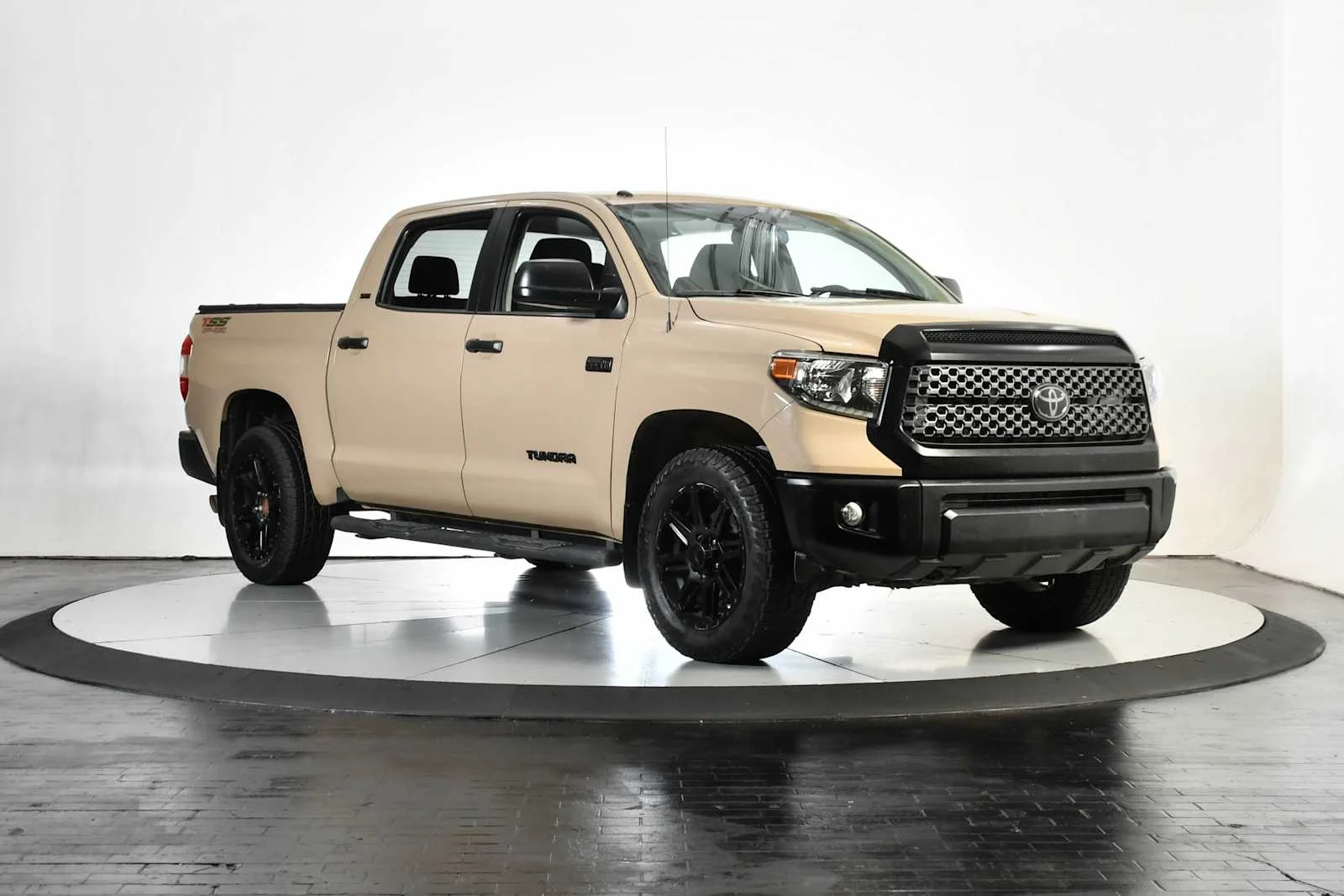 Used 2018 Quicksand Toyota SR5 image 8