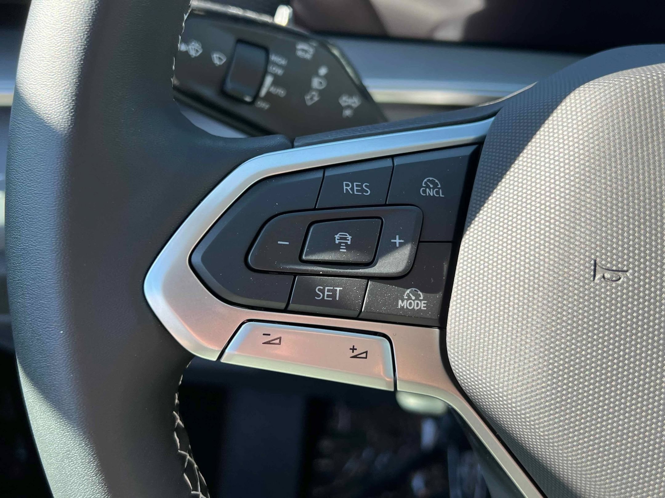 2025 Volkswagen Tiguan SE - Photo 28