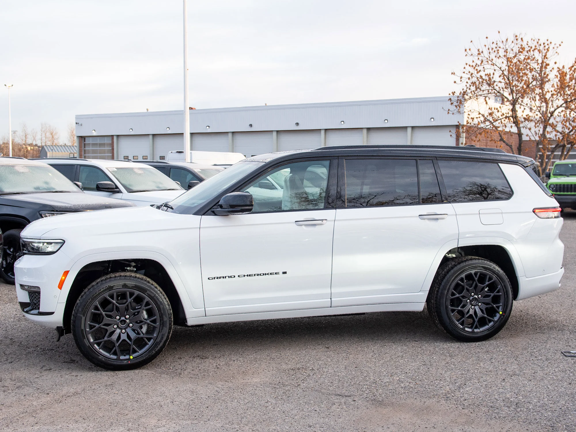 Used 2025 White Jeep Summit Reserve* image 2