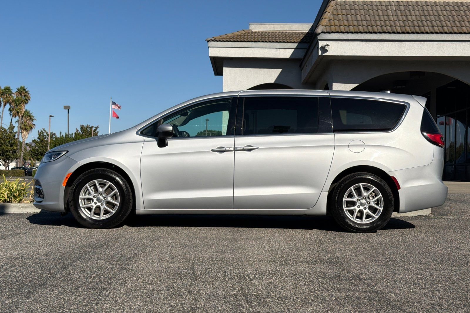 Used 2023 Silver Chrysler Touring L image 7