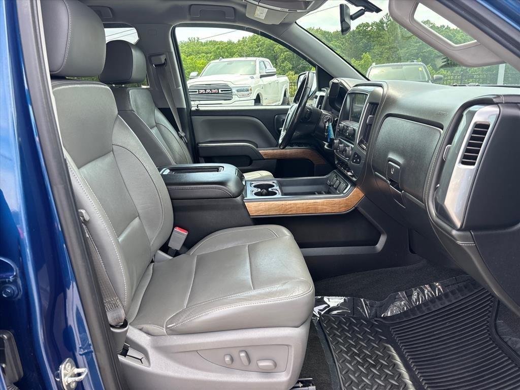 Used 2016 DEEP OCEAN BLUE METALLIC Chevrolet LTZ image 28