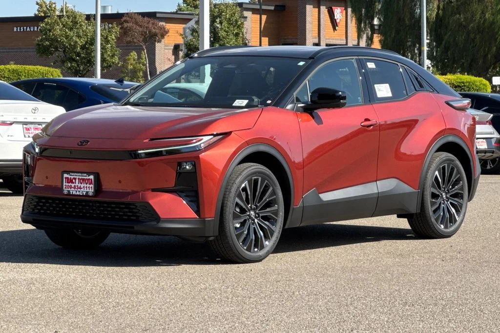 New 2026 Tandoori with Midnight Black Metallic roof <sup>1</sup> Toyota  XSE image 11