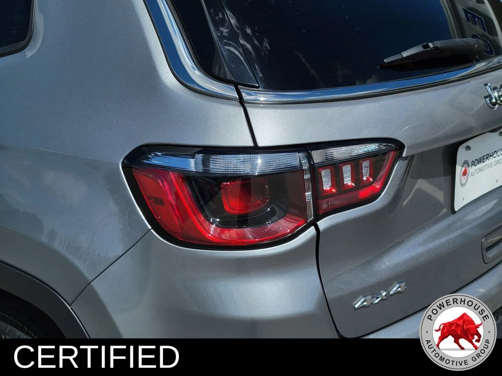 Used 2024  Jeep Latitude image 12