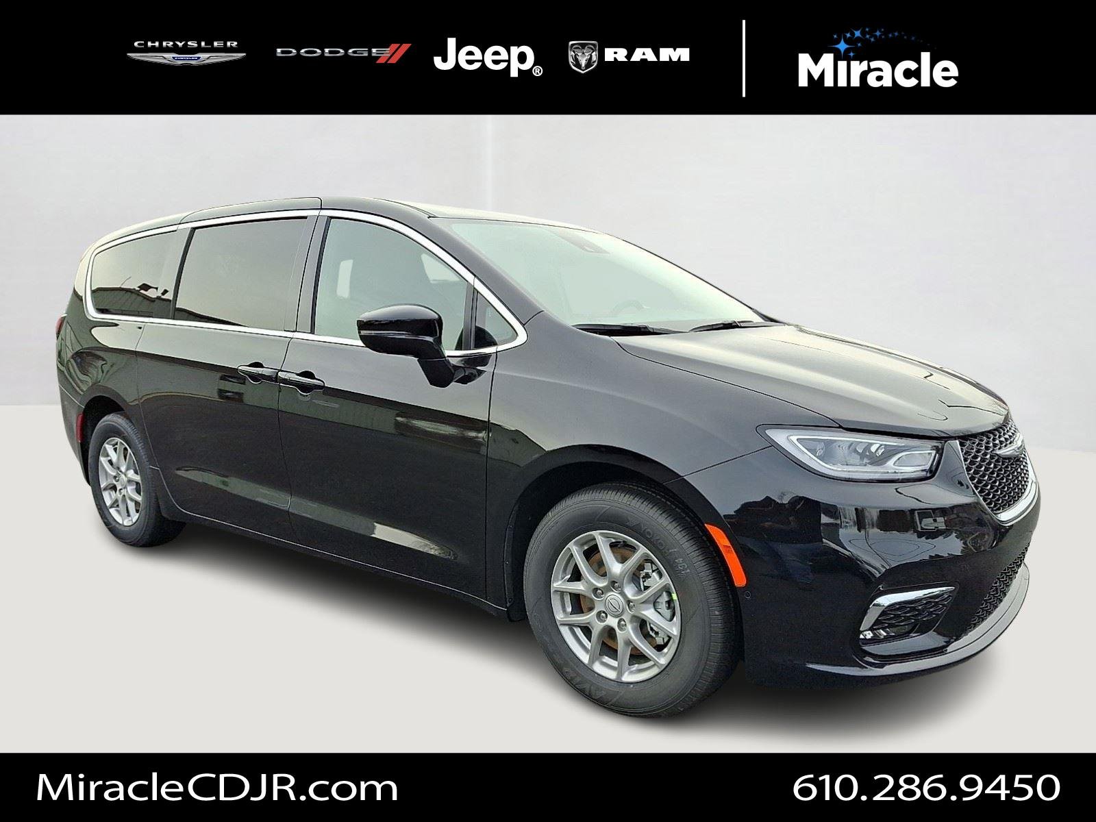 New 2026 Diamond Black Crystal Pearl-Coat Exterior Paint Chrysler Select image 1