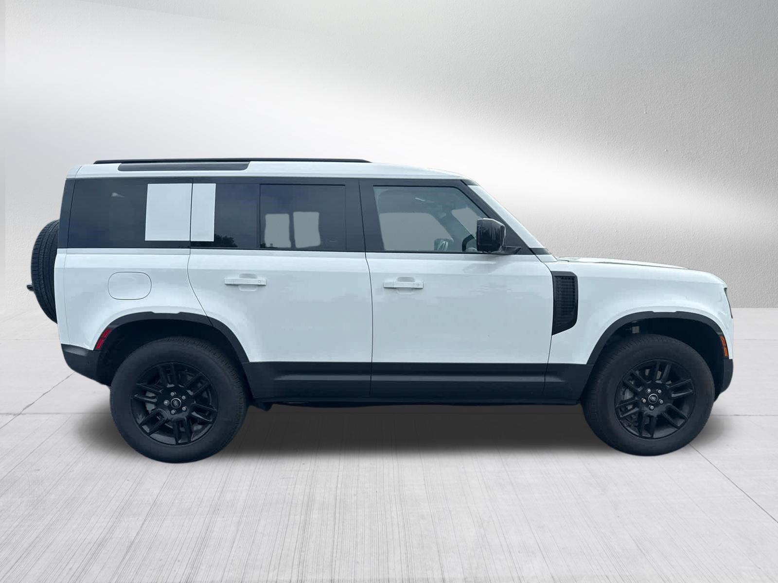 Used 2025 White Land Rover S image 6