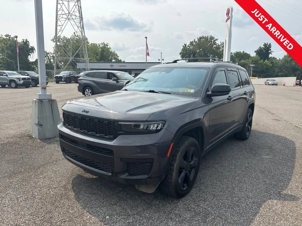 Used 2023 Gray Jeep Altitude image 1