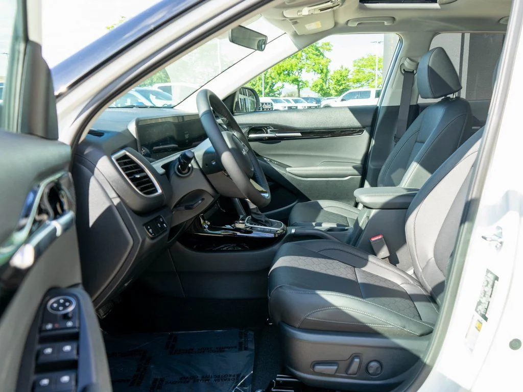 New 2026 Snow White Pearl Kia EX image 11