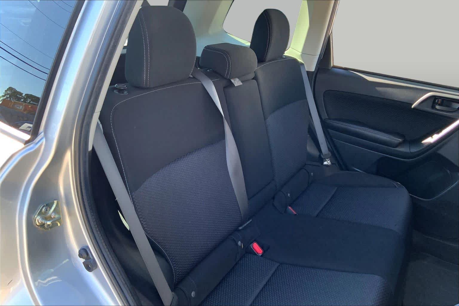 Used 2018 Ice Silver Metallic Subaru Premium image 17