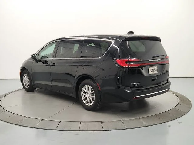 Used 2024 Black Chrysler Touring L image 6