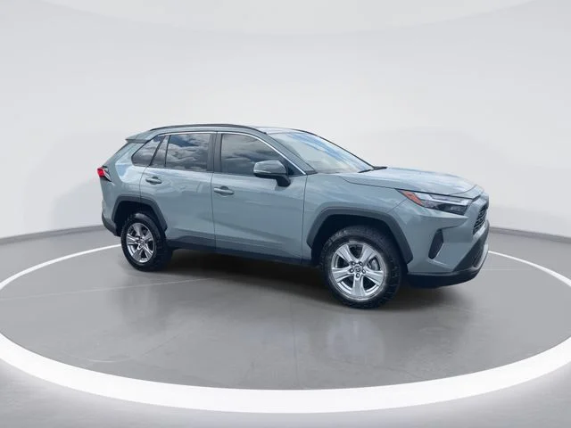 Used 2022  Toyota XLE image 2