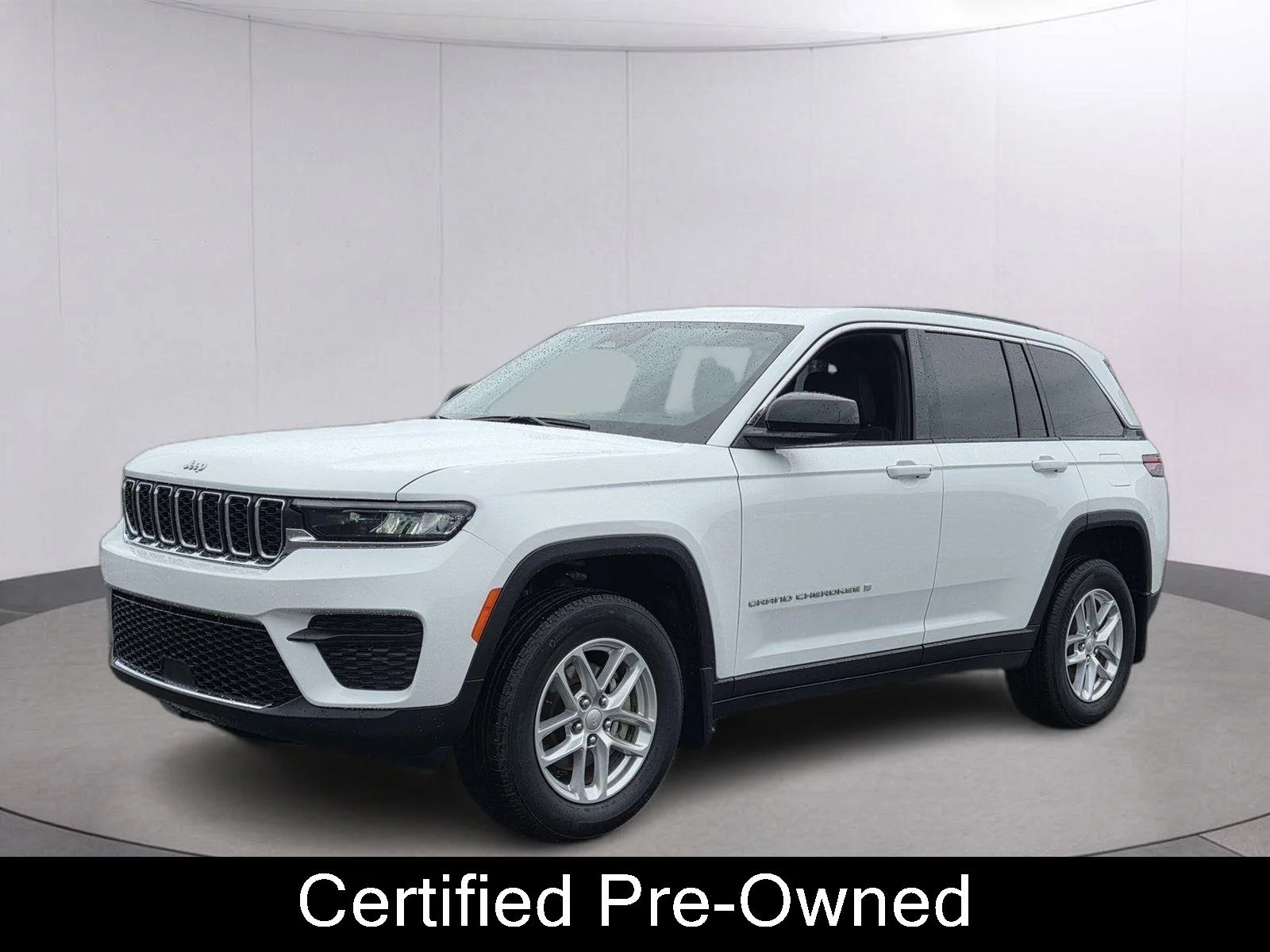 Used 2025 Bright White Clearcoat Jeep Laredo X image 1