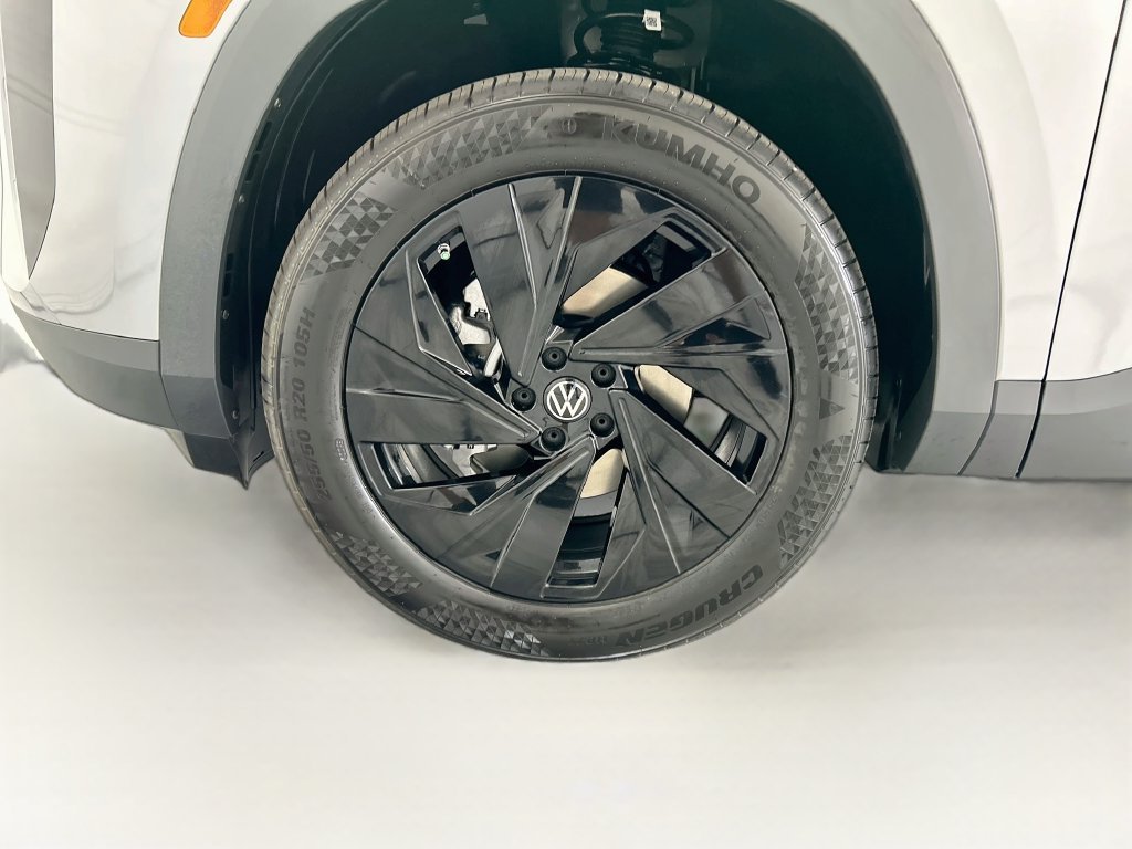 New 2027 Silver Volkswagen SE w/Technology image 28