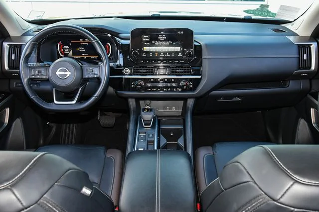 Used 2025 White Nissan Platinum image 32