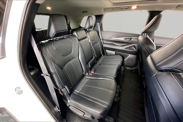 Used 2023 White INFINITI LUXE image 21