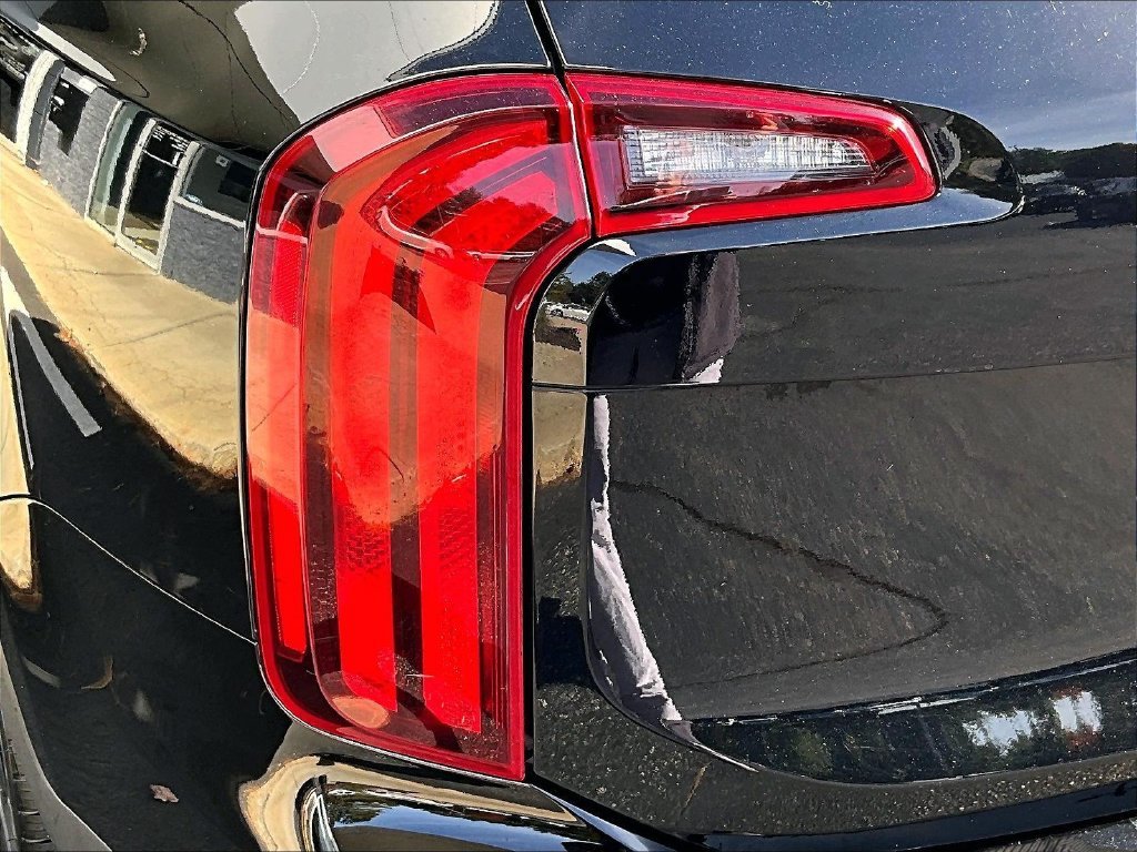 Used 2025 Black Kia S image 27