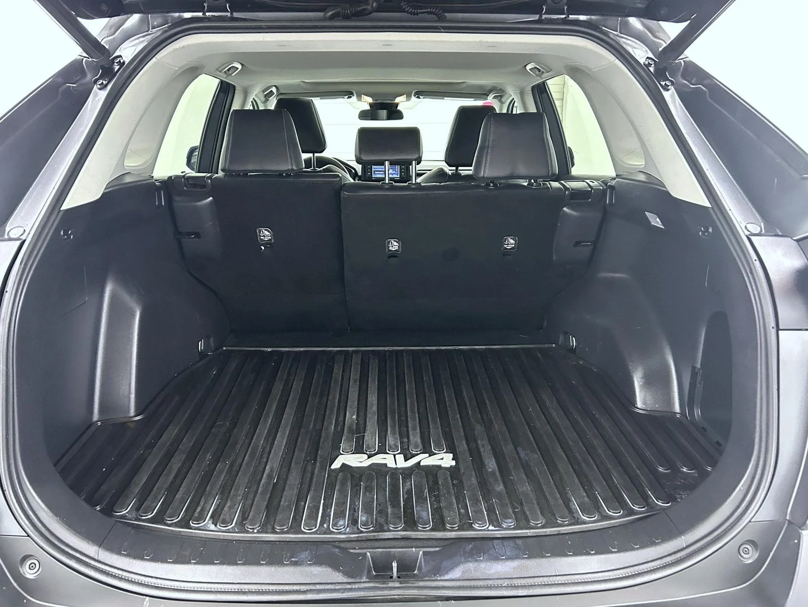 Used 2020 Gray Toyota XLE Premium image 22