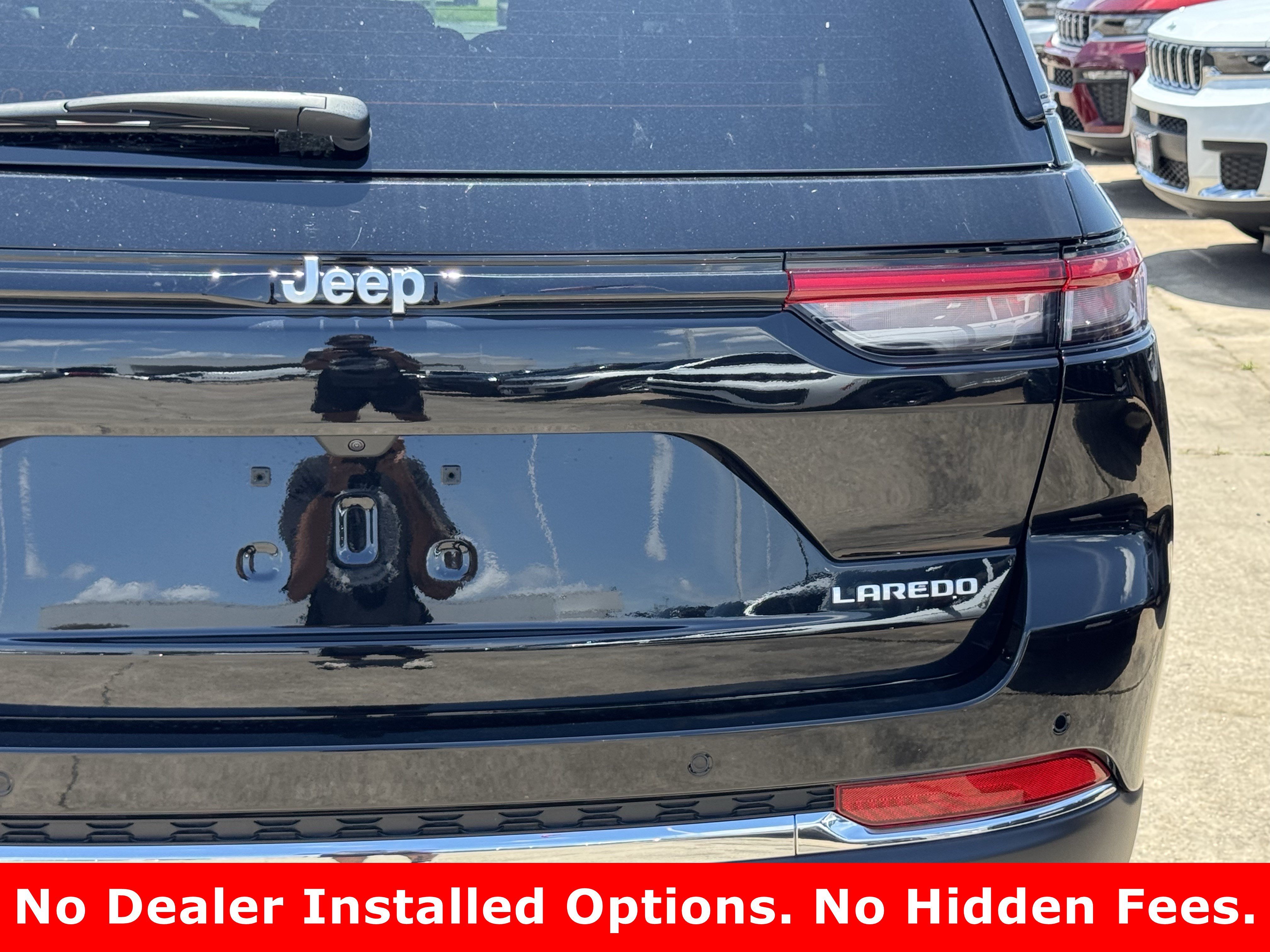 New 2026 Diamond Black Crystal Pearl-Coat Exterior Paint Jeep Laredo image 9
