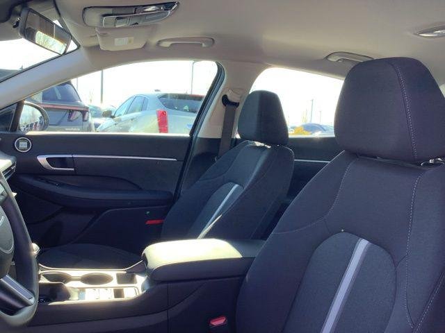 New 2026 Abyss Black Hyundai SE image 15