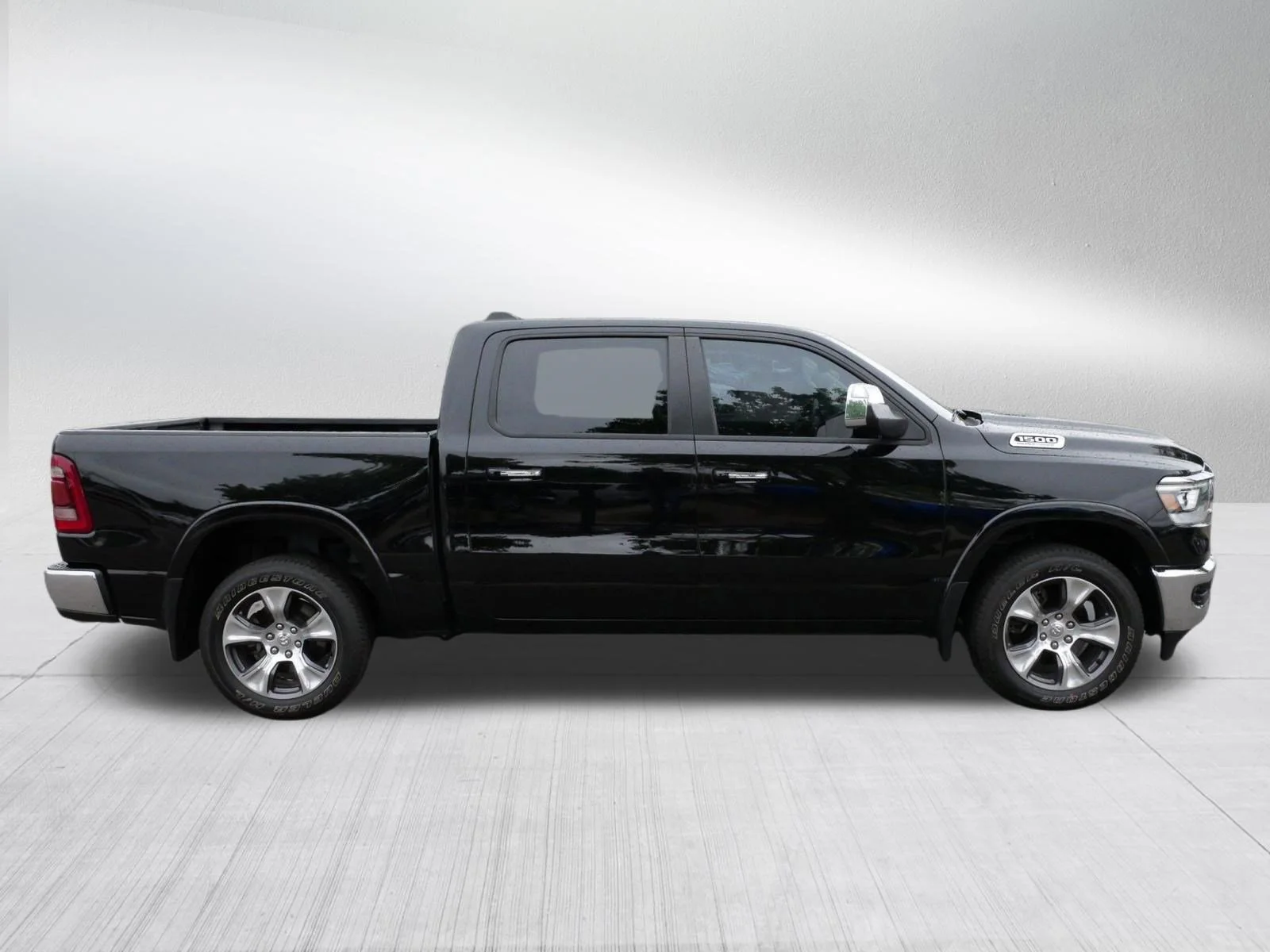 Used 2022 Diamond Black Crystal Pearlcoat Ram Laramie image 8