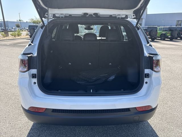 New 2026 White Jeep Latitude image 18