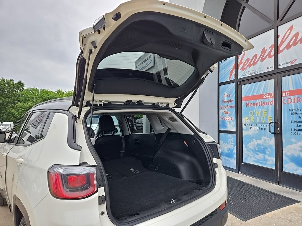Used 2018 White Jeep Latitude image 81
