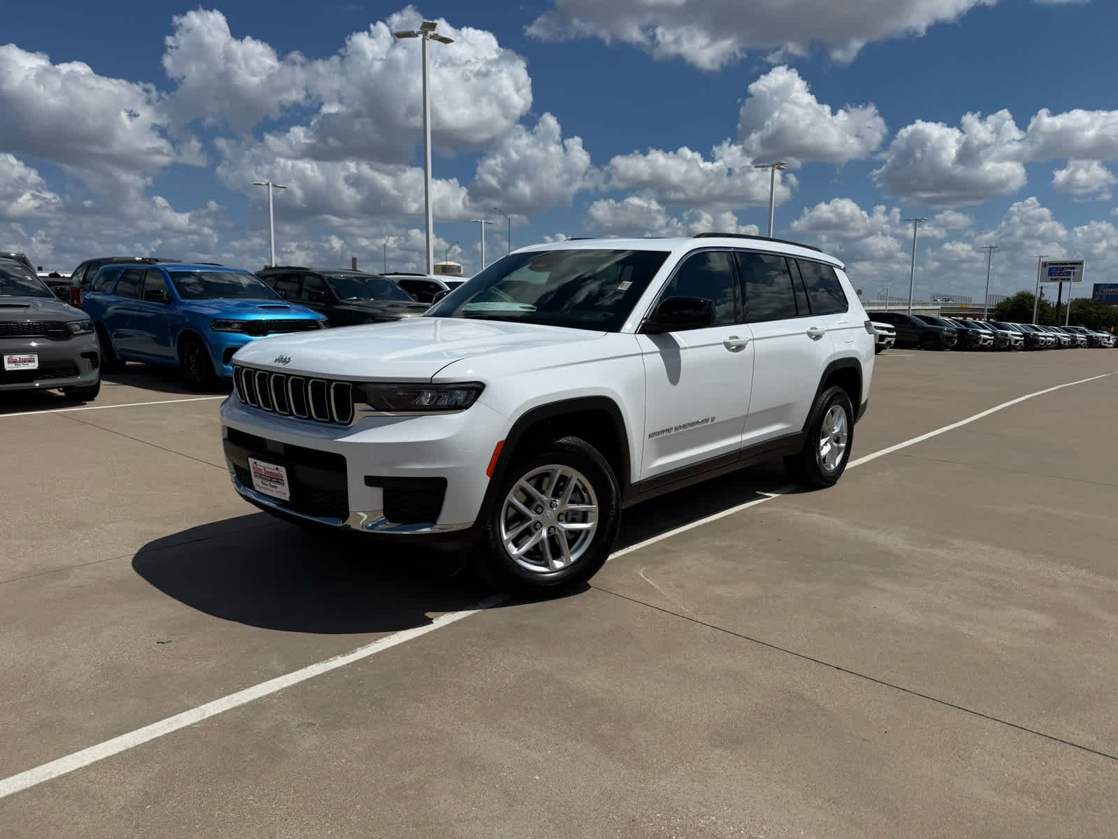 New 2026 Bright White Clear-Coat Exterior Paint Jeep Laredo X image 2