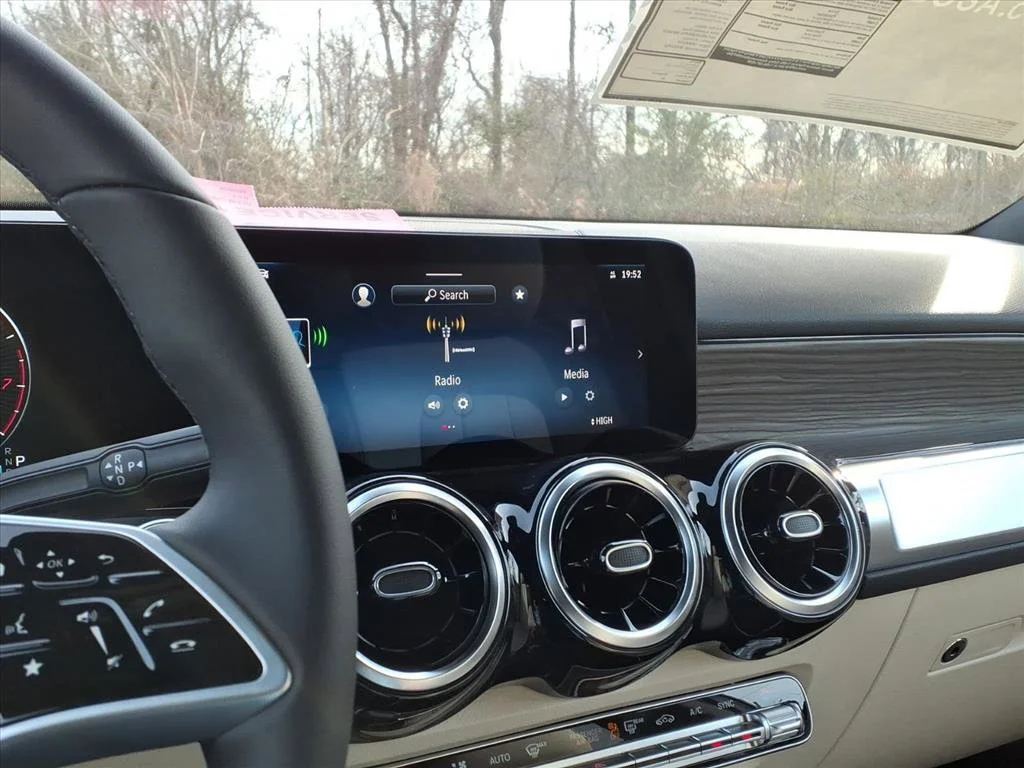 New 2026 Polar White Mercedes-Benz GLB 250 image 43