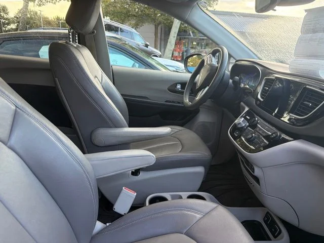 Used 2017 Crystal Metallic Chrysler Touring image 12