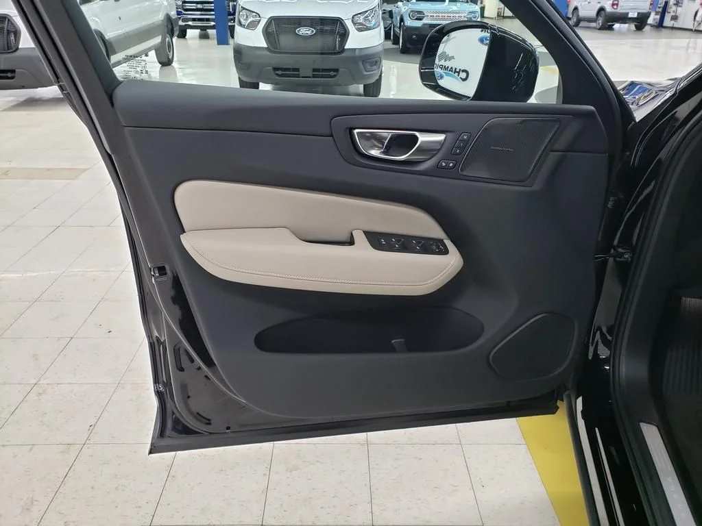 New 2026 Onyx Black Volvo Plus image 12