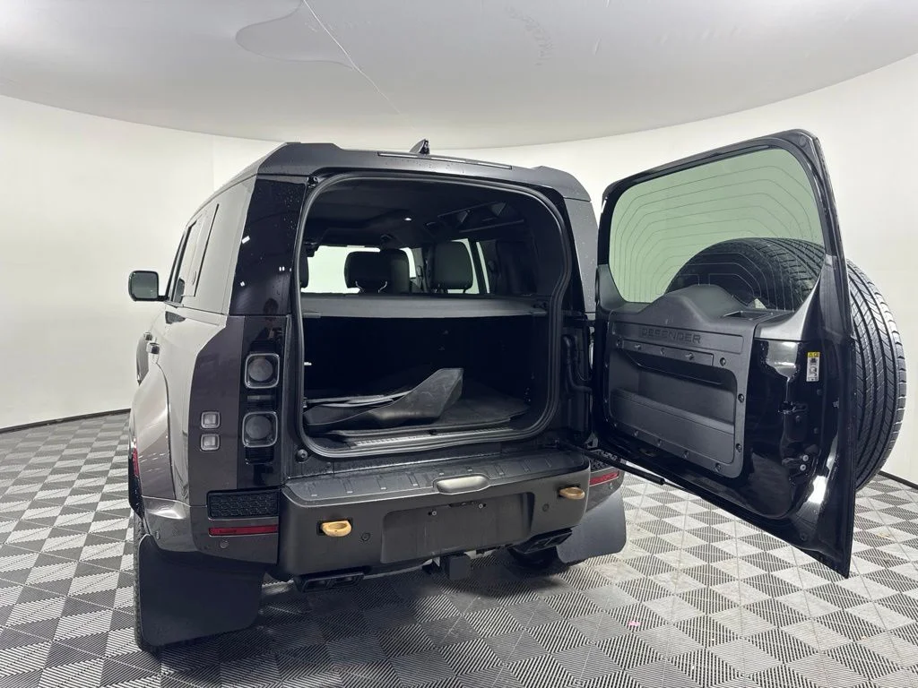 Used 2025 Gray Land Rover OCTA image 9