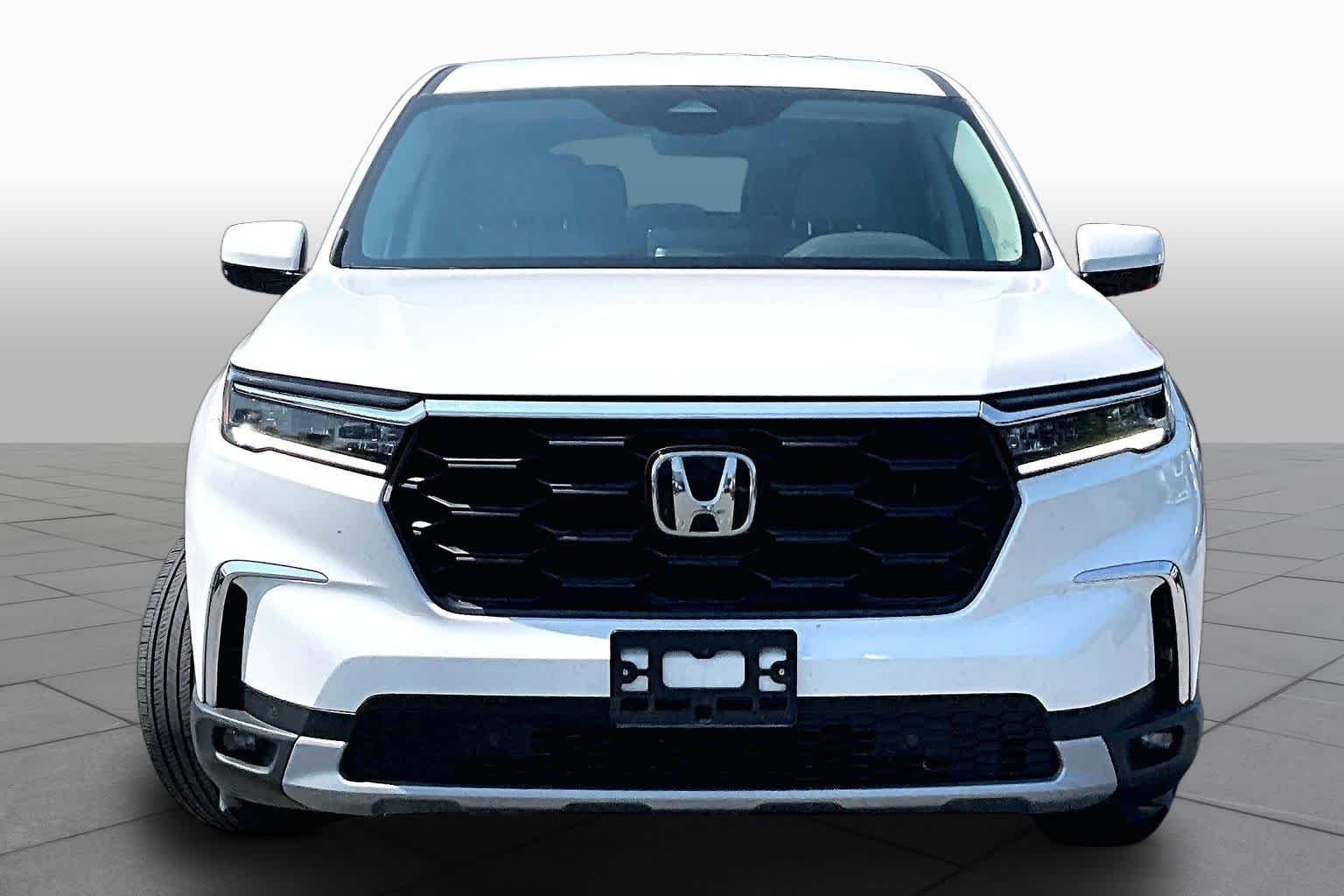 Used 2024 Platinum White Pearl Honda EX-L 8 Passenger image 4