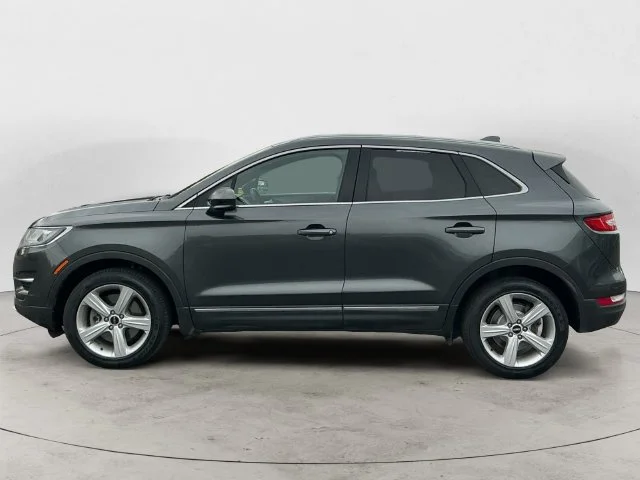 Used 2017 Magnetic Gray Metallic Lincoln Premiere image 8