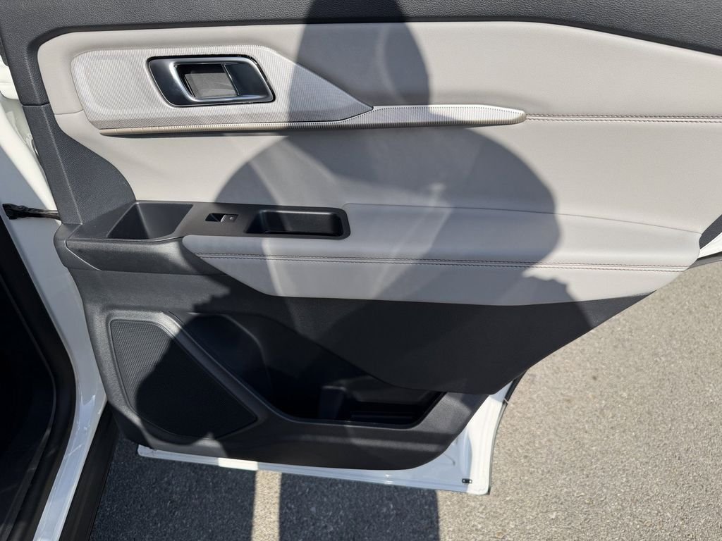 New 2026 Star White Metallic Tri-Coat Ford Active image 17