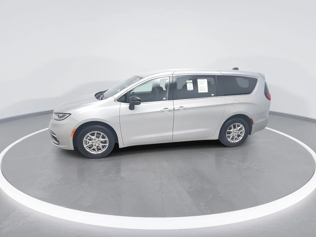 Used 2024 Silver Chrysler Touring L image 4