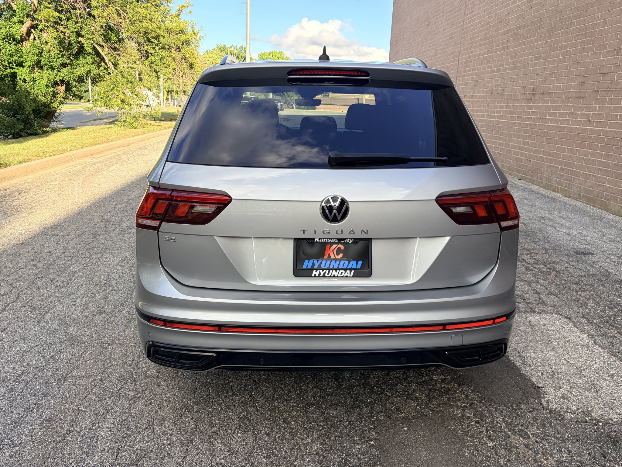 Used 2023 Pyrite Silver Metallic Volkswagen SE R-Line Black image 4