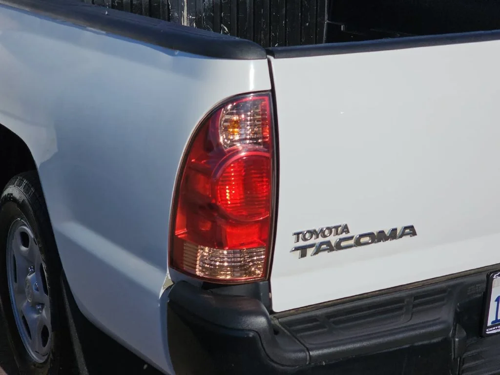 Used 2015 White Toyota Base image 39