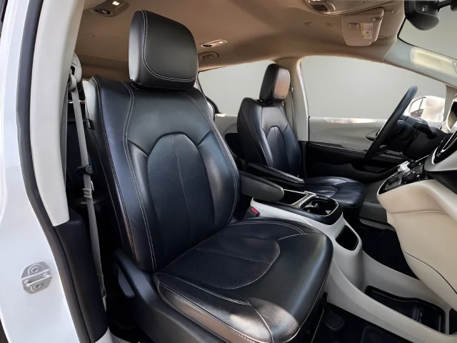 Used 2022 Bright White Clearcoat Chrysler Touring L image 22