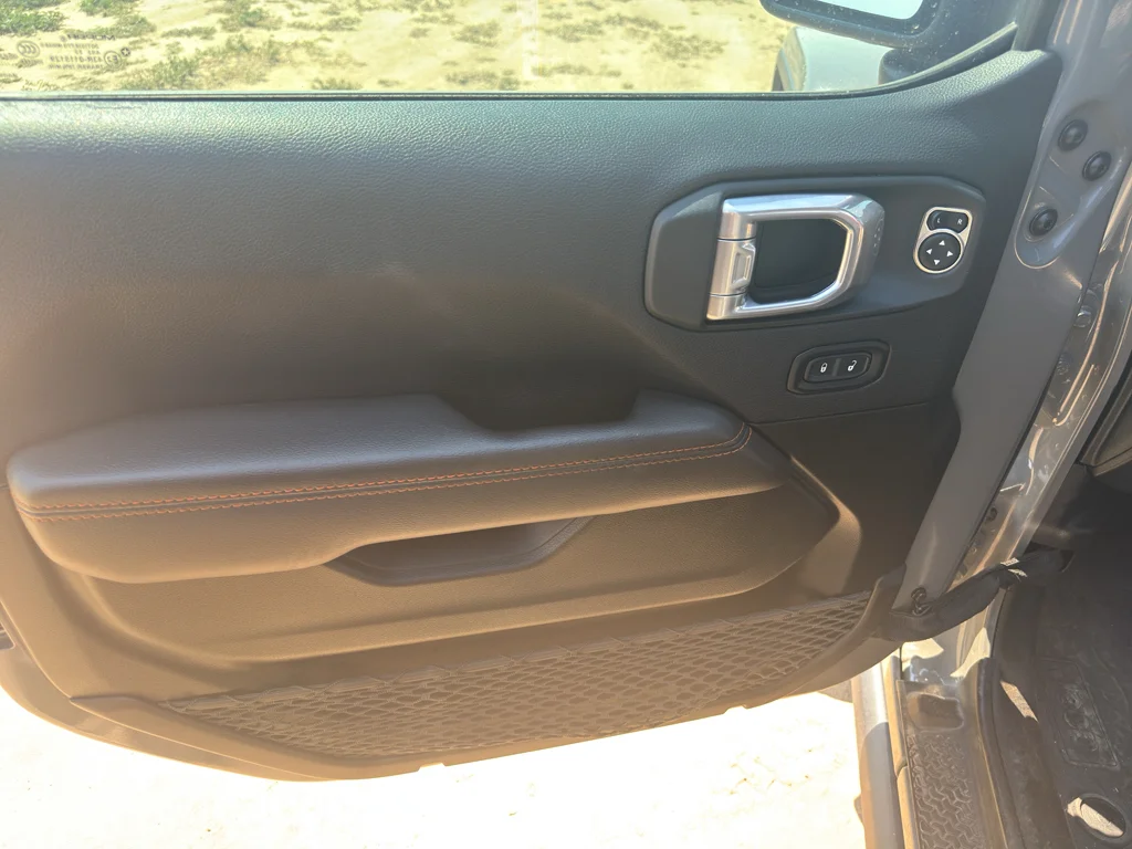 Used 2022 Sting-Gray Clearcoat Jeep Mojave image 16