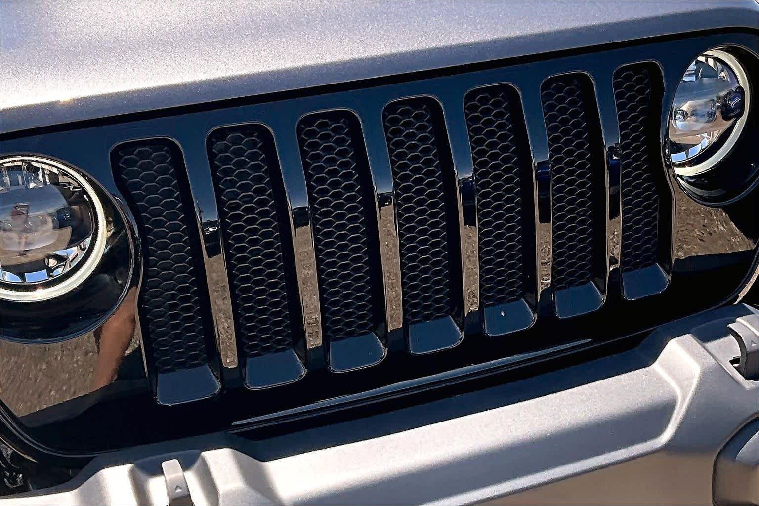 Used 2023 Granite Crystal Metallic Clearcoat Jeep Willys image 25