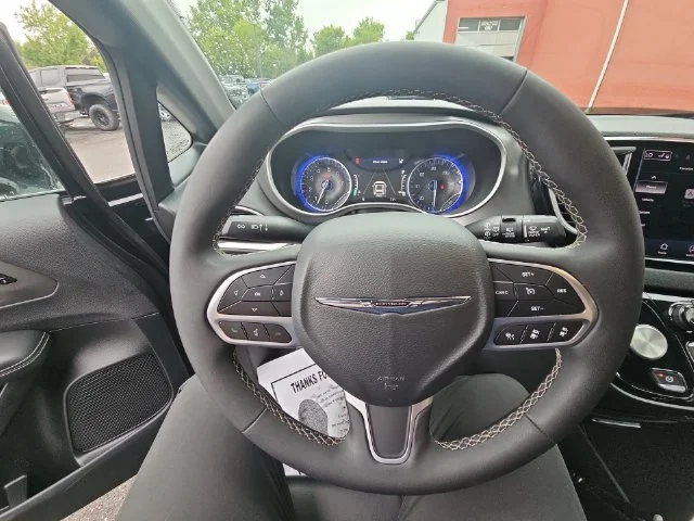 Used 2025 Black Chrysler Select image 36