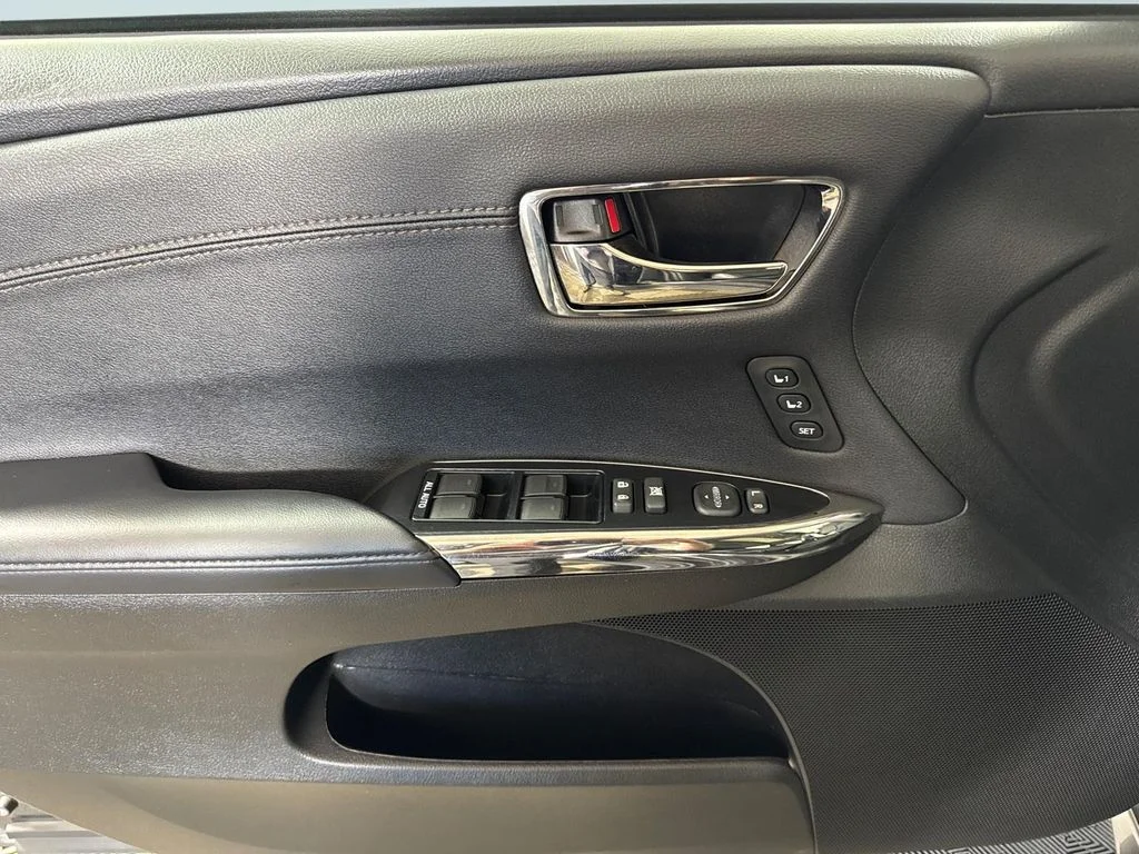Used 2018 Gray Toyota XLE Premium image 17