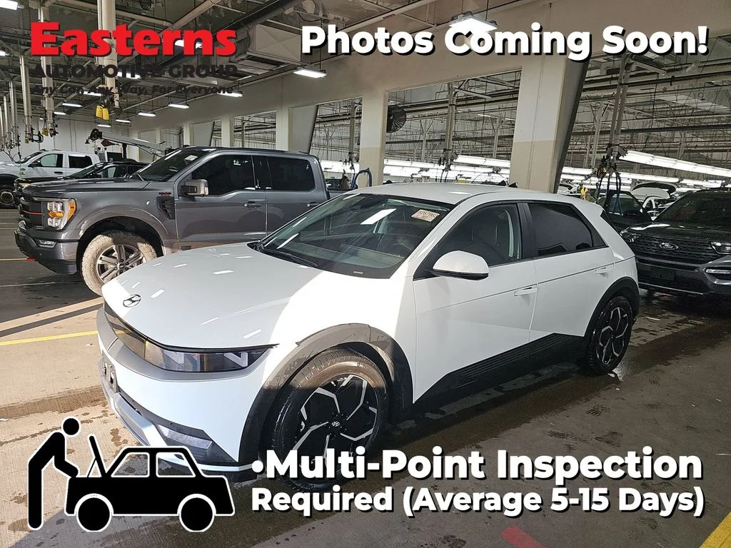 Used 2023 White Hyundai SEL image 1