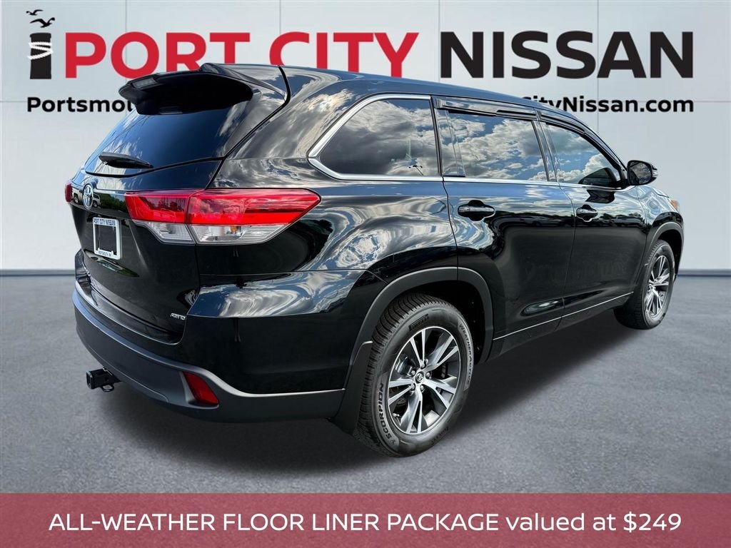Used 2018 Midnight Black Metallic Toyota LE v6 image 3