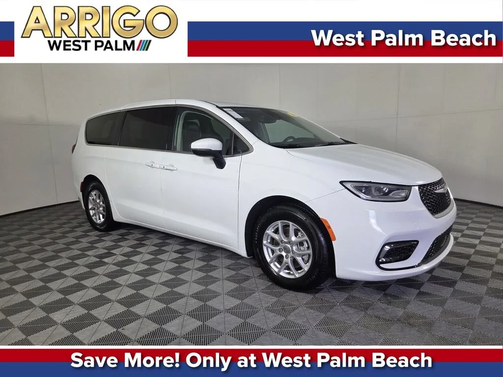 2023 Chrysler Pacifica Touring L's photo