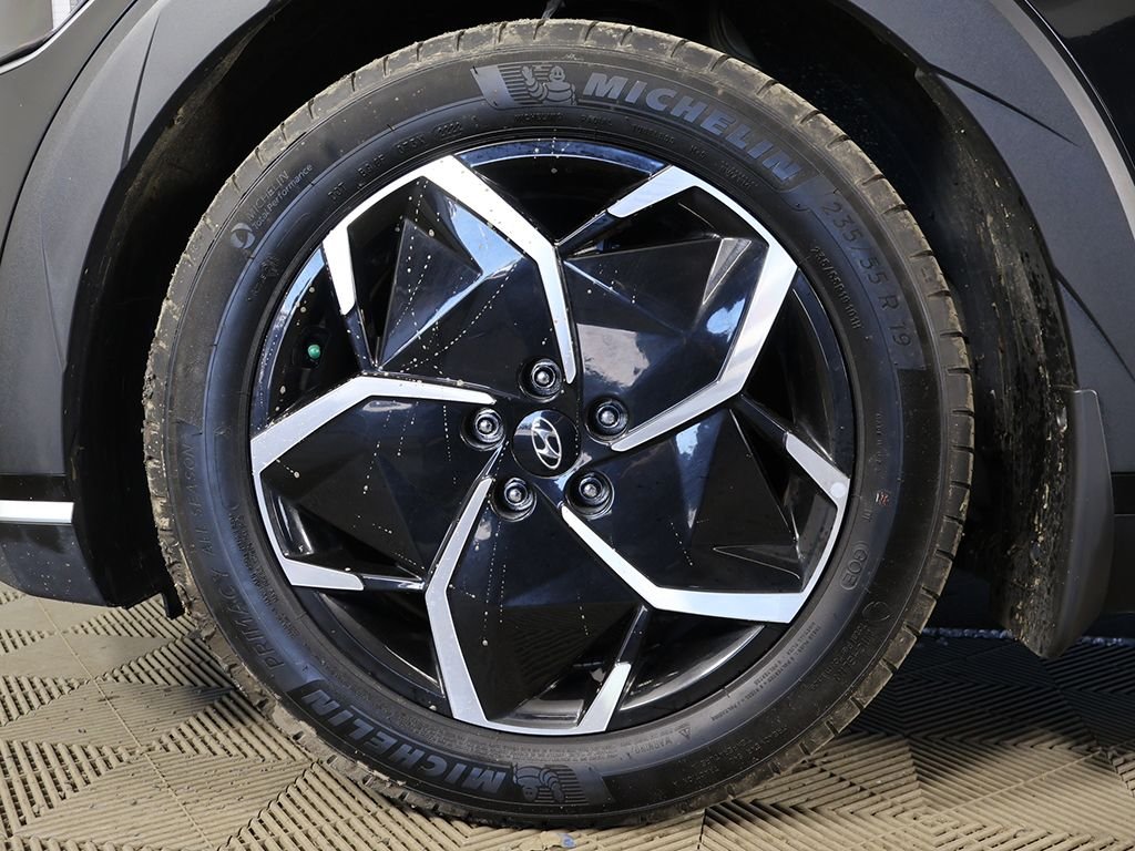 Used 2023 Black Hyundai SE image 19