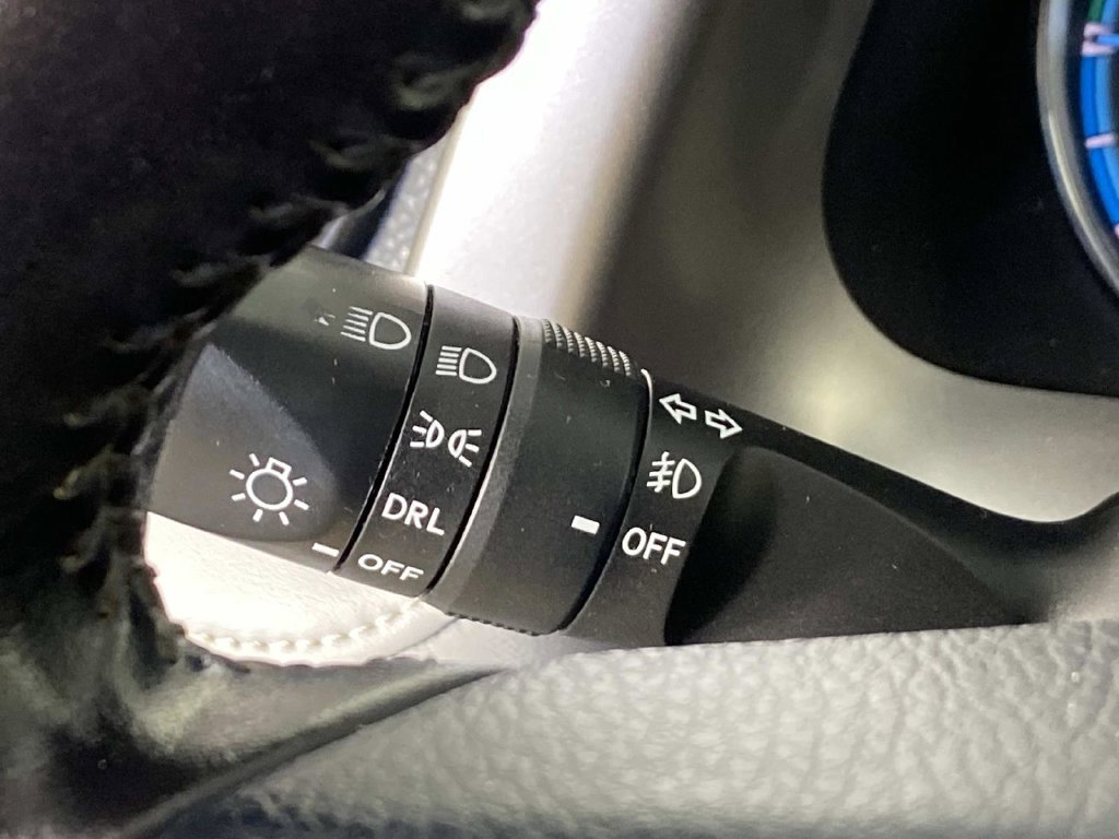 Used 2016 White Toyota XLE image 18