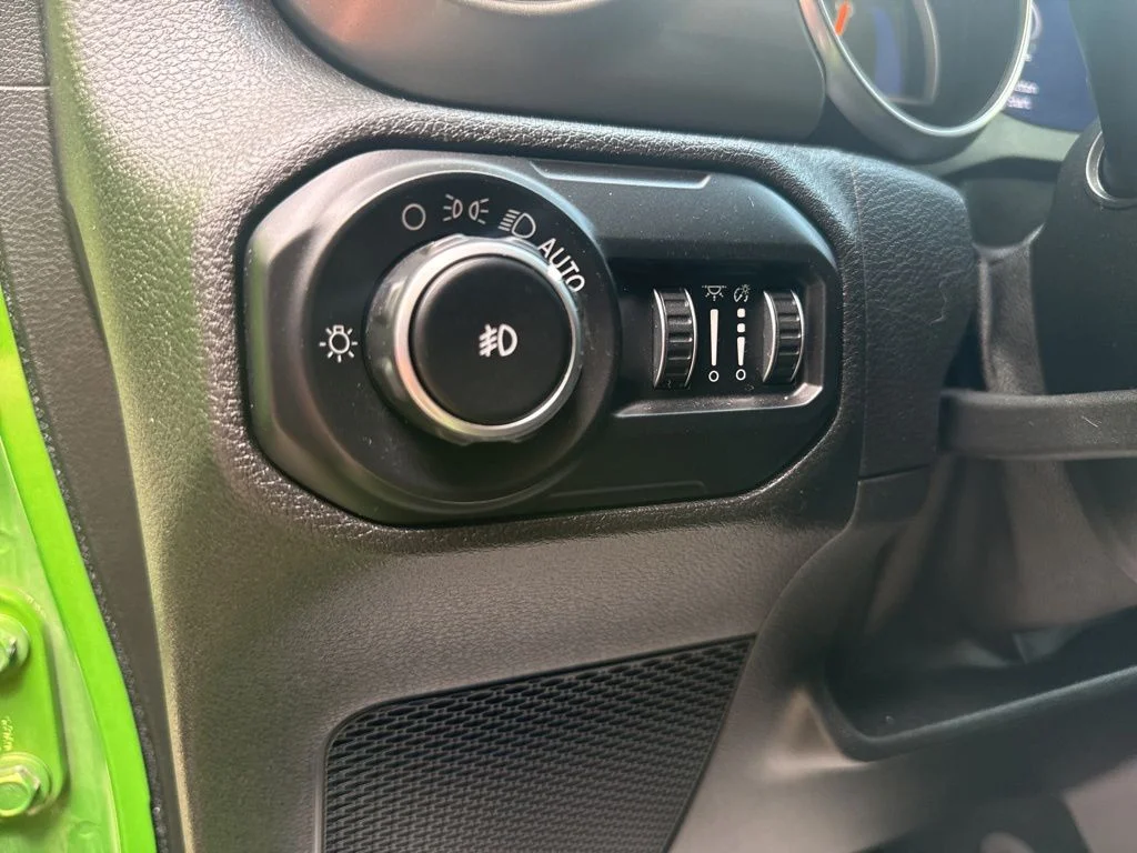 Used 2020 Green Jeep Unlimited Sahara image 17