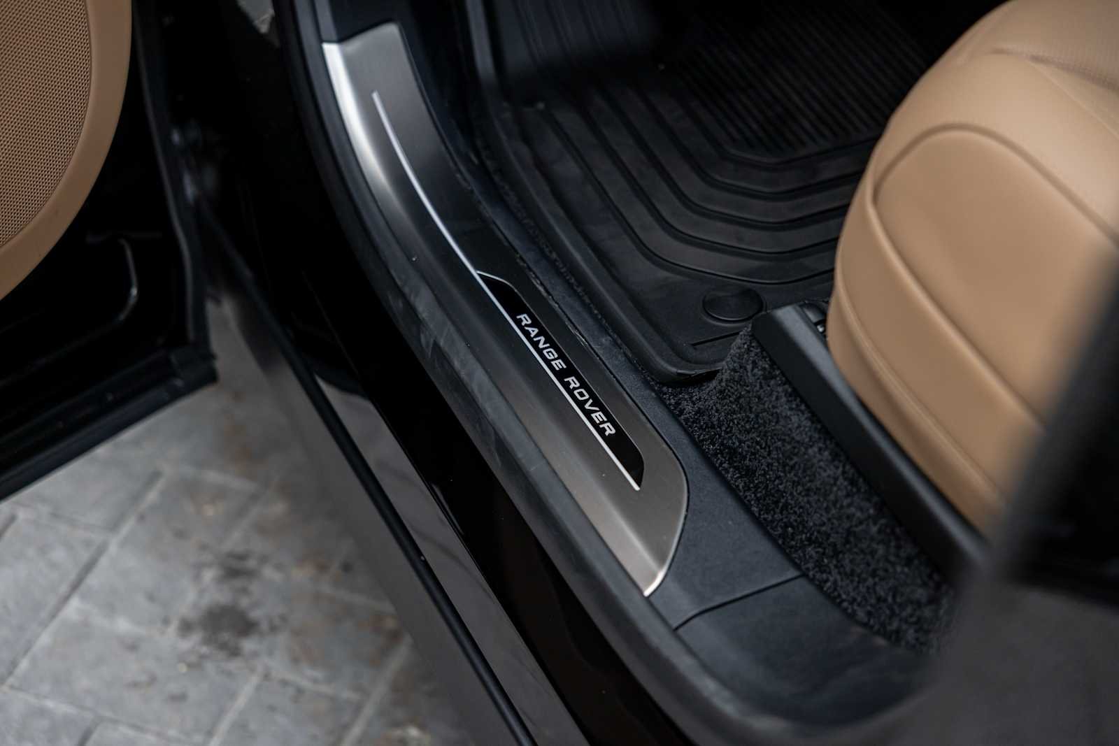 New 2027 Santorini Black Land Rover SE image 13