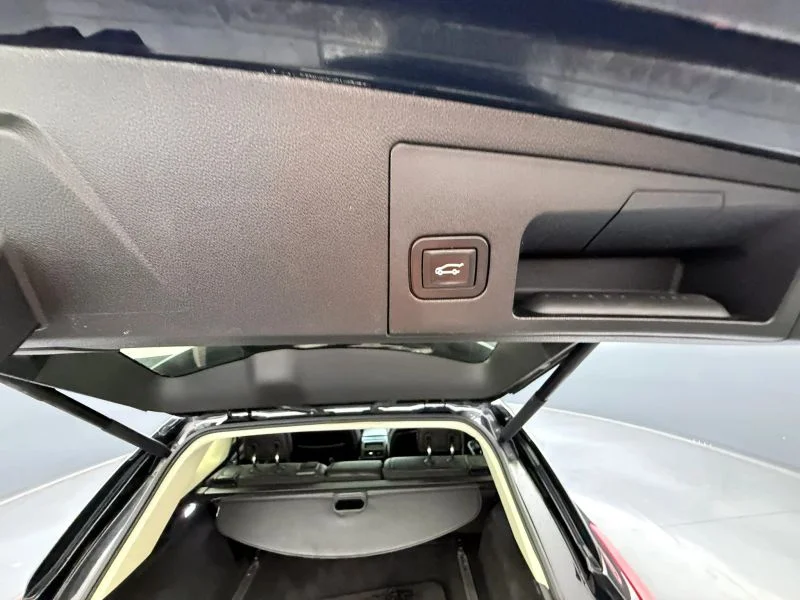 Used 2017  Cadillac Luxury Sport Utility 4D image 24